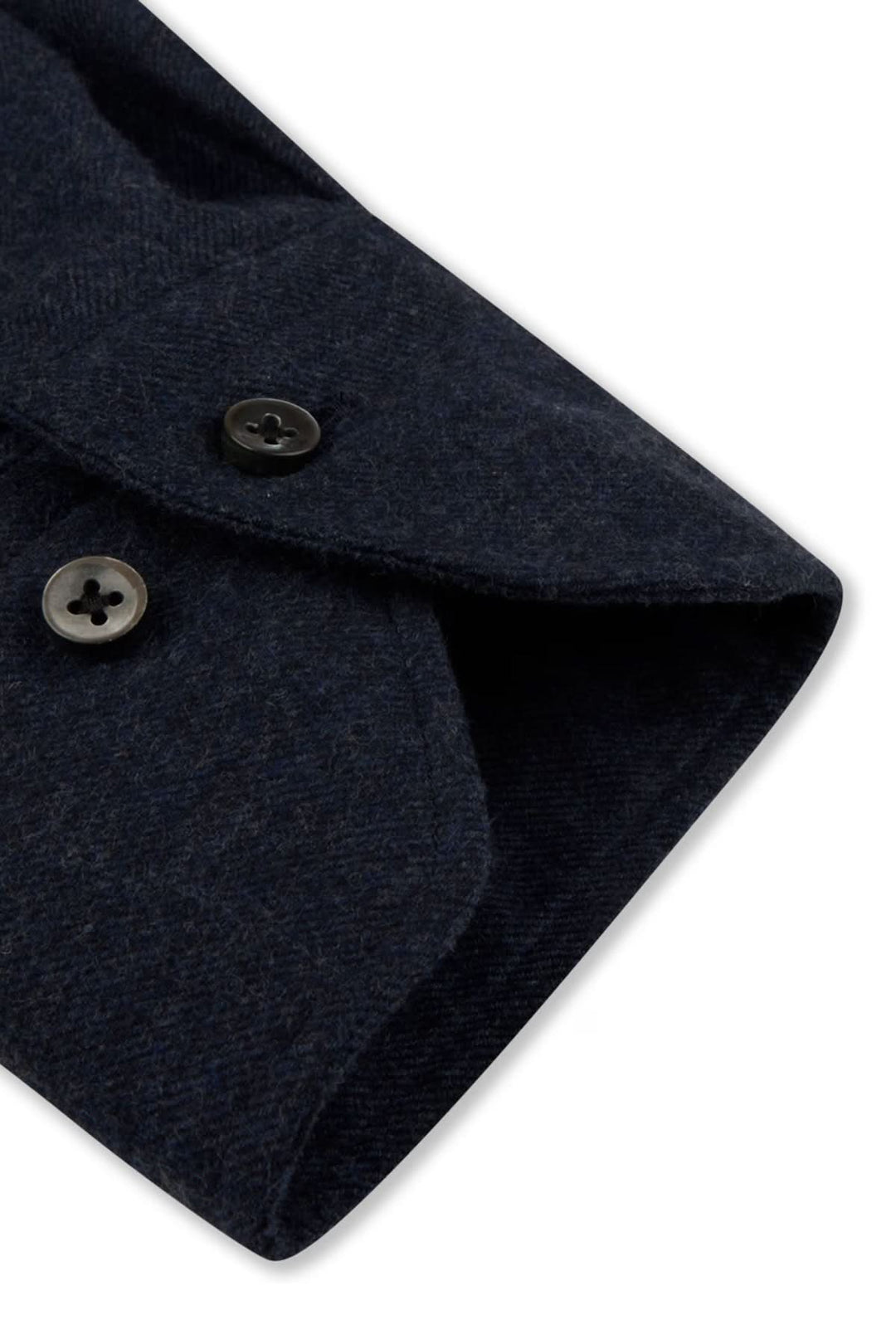 Manche d'une chemise en flanelle coton à col boutonné avec boutons en nacre, mettant en valeur le poignet simple.