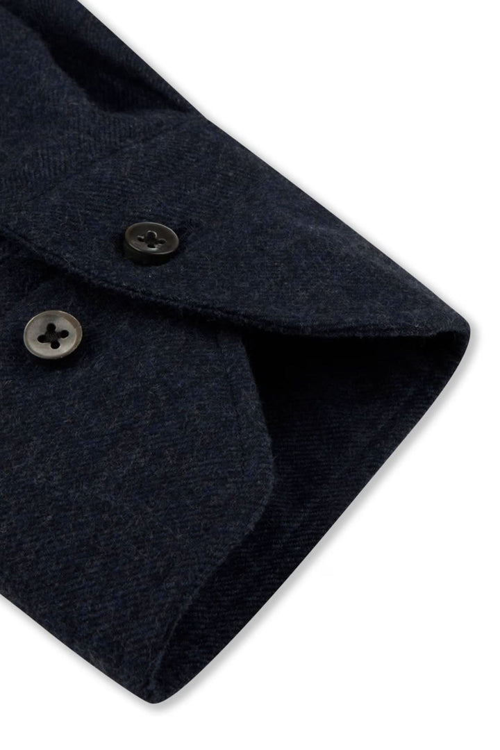 Manche d'une chemise en flanelle coton à col boutonné avec boutons en nacre, mettant en valeur le poignet simple.