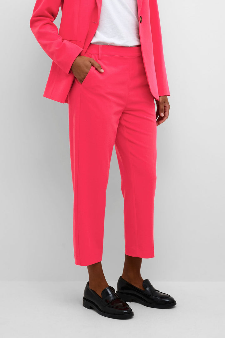 Pantalon court sakura pour femme, coloris rose, coupe étroite et droite, détails élégants, idéal pour le bureau.