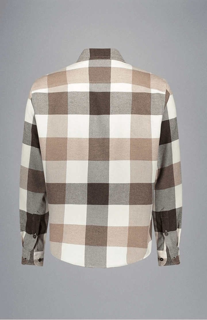 Chemise en flanelle à grands carreaux neutres beige, brun et gris, vue de dos sur fond gris.