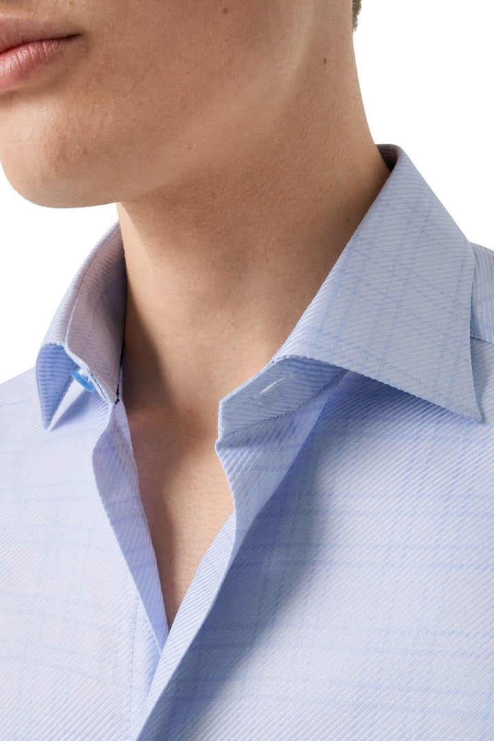 Chemise en coton bleu clair à carreaux fins avec col ouvert, élégante et moderne, parfait pour occasions professionnelles et habillées.