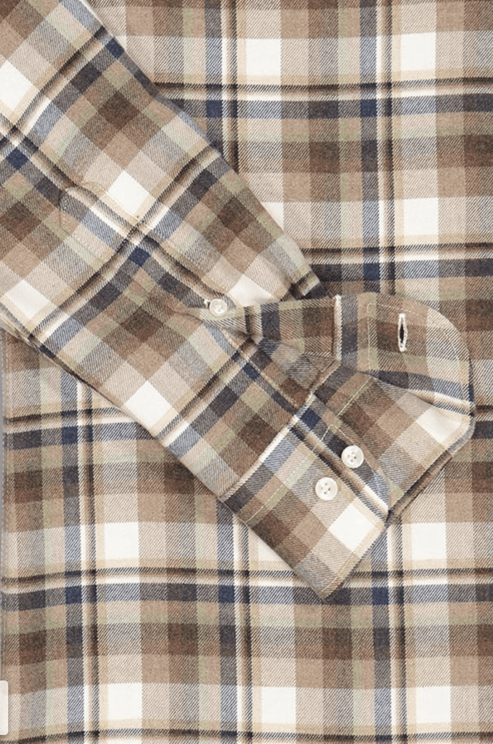 Chemise en flanelle à carreaux multicolores, douce, avec col boutonné classique et manches longues.