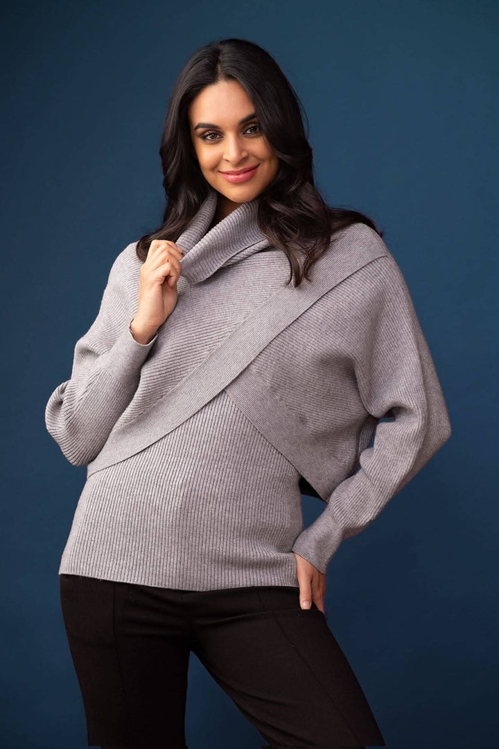 Chandail en tricot gris avec col montant, manches amples et design croisé, style élégant et confortable.