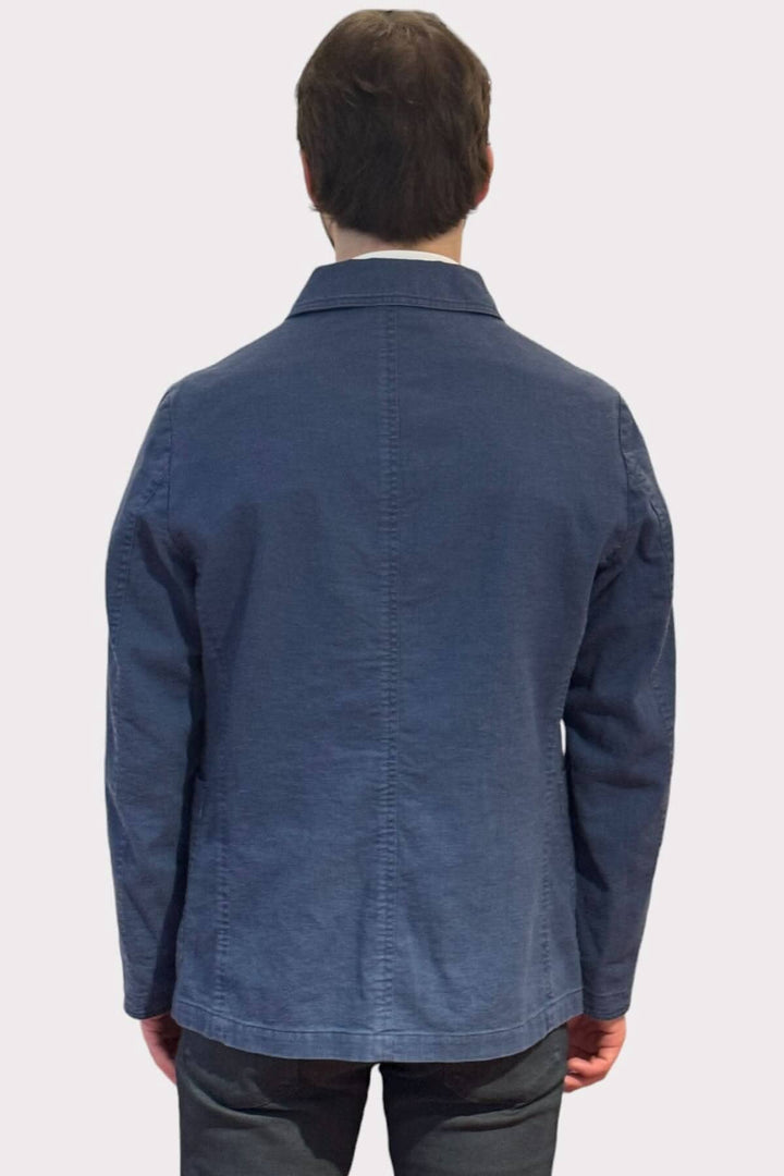 Vue arrière de la surchemise en lin au look denim, alliant confort et élégance pour les saisons chaudes.