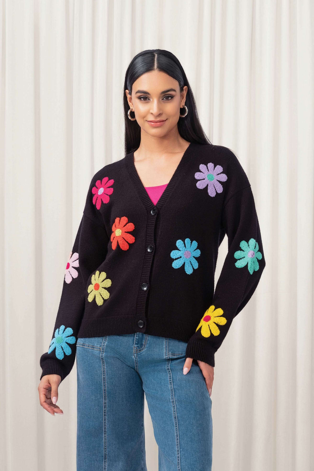 Cardigan à manches longues noir avec motifs floraux colorés, idéal pour un look décontracté et joyeux.