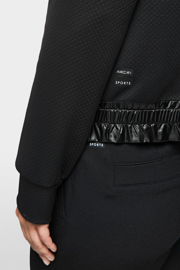 Veste zippée noire à capuchon, finition satinée et taille élastiquée, parfaite pour un look sportif et moderne.