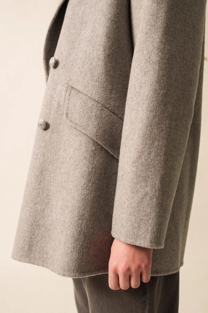 Caban STE ELINA en drap de laine avec col tailleur et boutons blason, vue de profil élégante et sobre du côté droit.