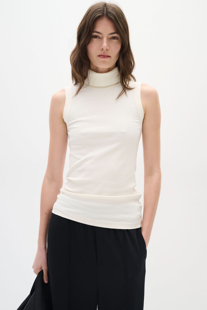 Camisole Dagna sans manches à col montant, en jersey côtelé doux, coupe ajustée et élégante.