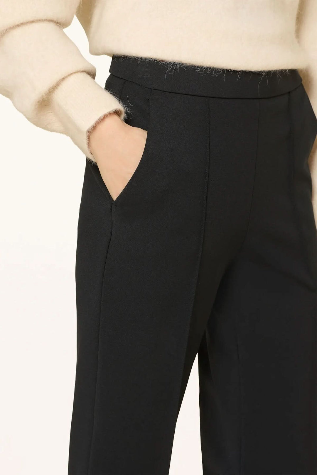 Pantalon habillé coupe droite à plis marqués