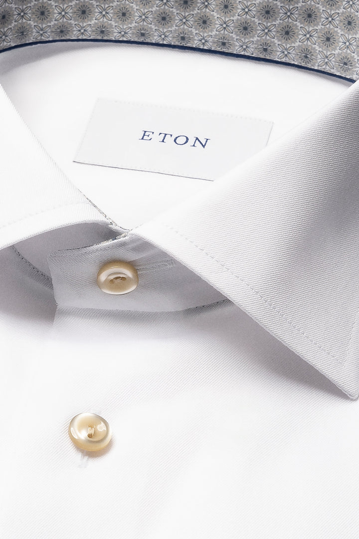 Chemise habillée Eton avec col italien structuré et boutons nacrés, design élégant et imprimé discret à l'intérieur.