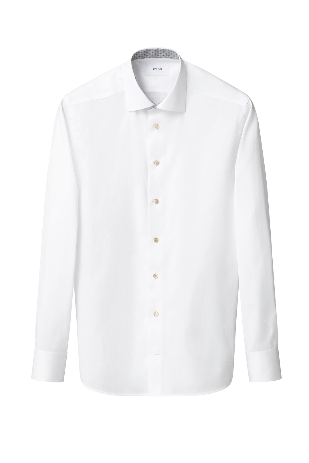 Chemise habillée blanche avec col italien et boutons nacrés dorés, design élégant et classique pour occasions formelles.