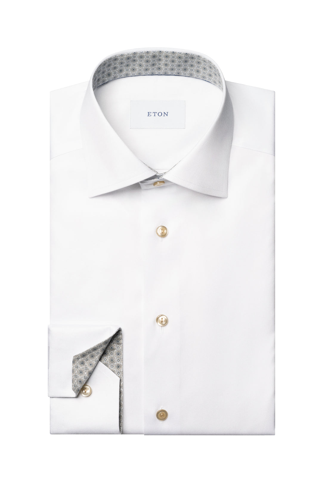 Chemise habillée blanche avec col italien et détails imprimés au col et aux poignets, boutons nacrés dorés.