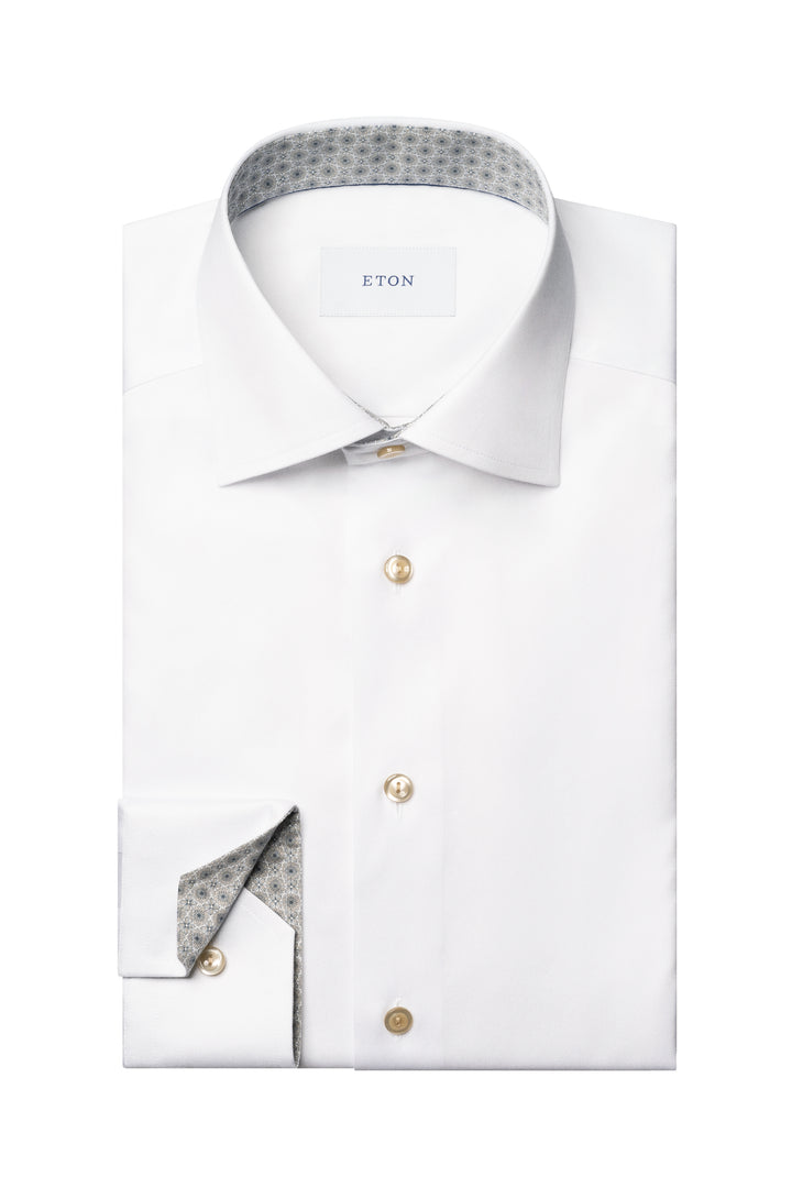 Chemise habillée blanche avec col italien et détails imprimés au col et aux poignets, boutons nacrés dorés.