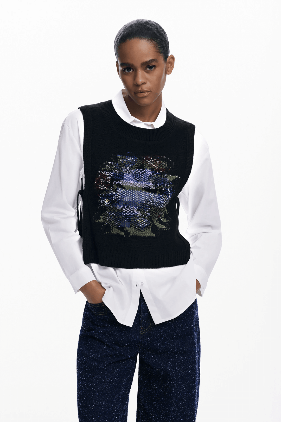 Femme portant une Chemise 2 en 1 avec chandail sans manches pour un look moderne et raffiné, chemise blanche à manches longues.