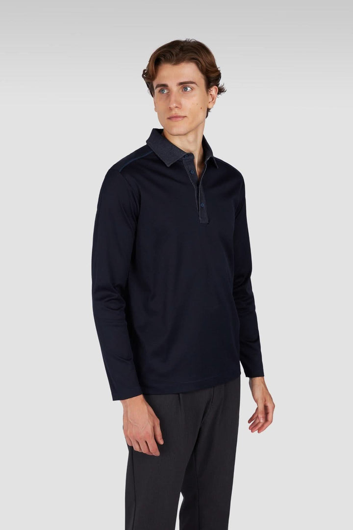 Polo manches longues en coton noir avec col contrastant, idéal pour un look urbain et élégant.