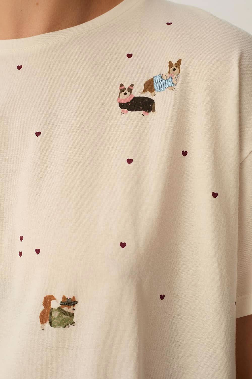 T-shirt Fanelie ample imprimé chiens avec motifs chiens et mini cœurs, manches courtes, col rond pour un style ludique et décontracté.