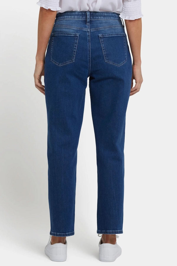 Jean boyfriend, jean taille classique décontracté avec coupe droite, teinte légèrement délavée pour un look polyvalent.