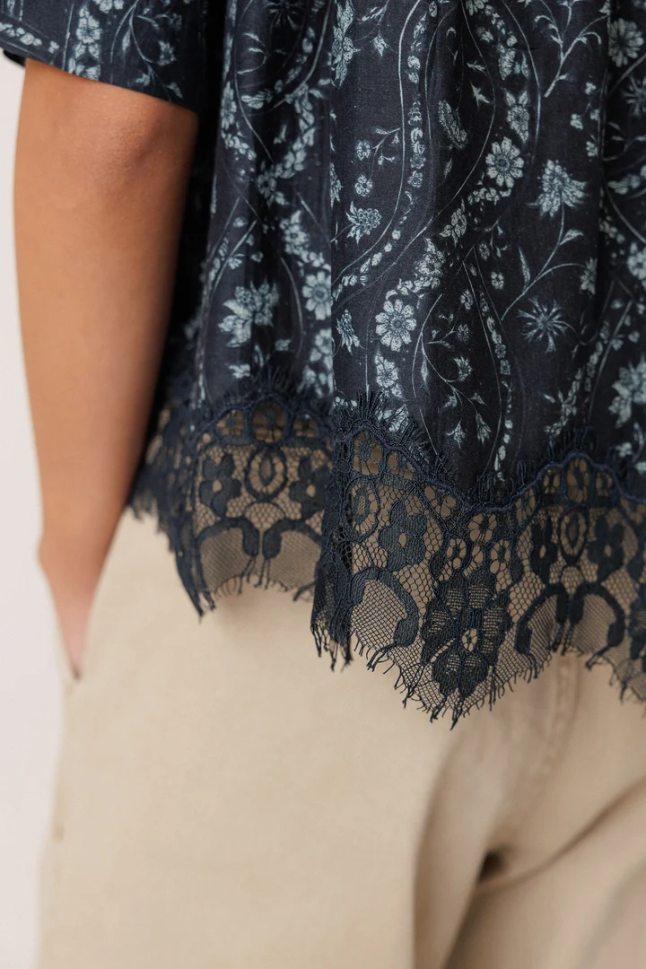 Printed blouse with lace trim 