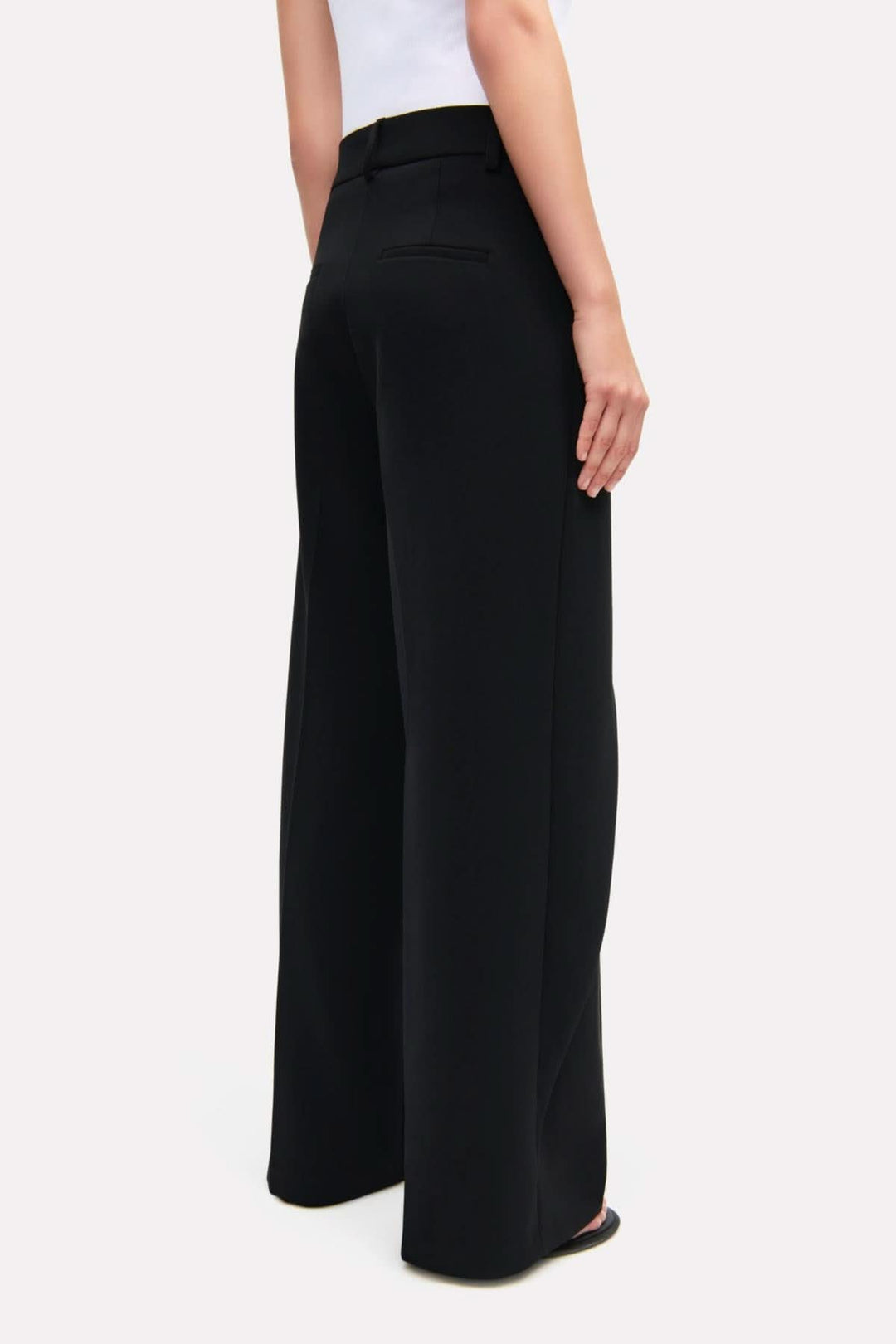 Pantalon Anais à jambe large, vue arrière, avec taille wrap et tissu fluide, parfait pour le bureau et le quotidien.