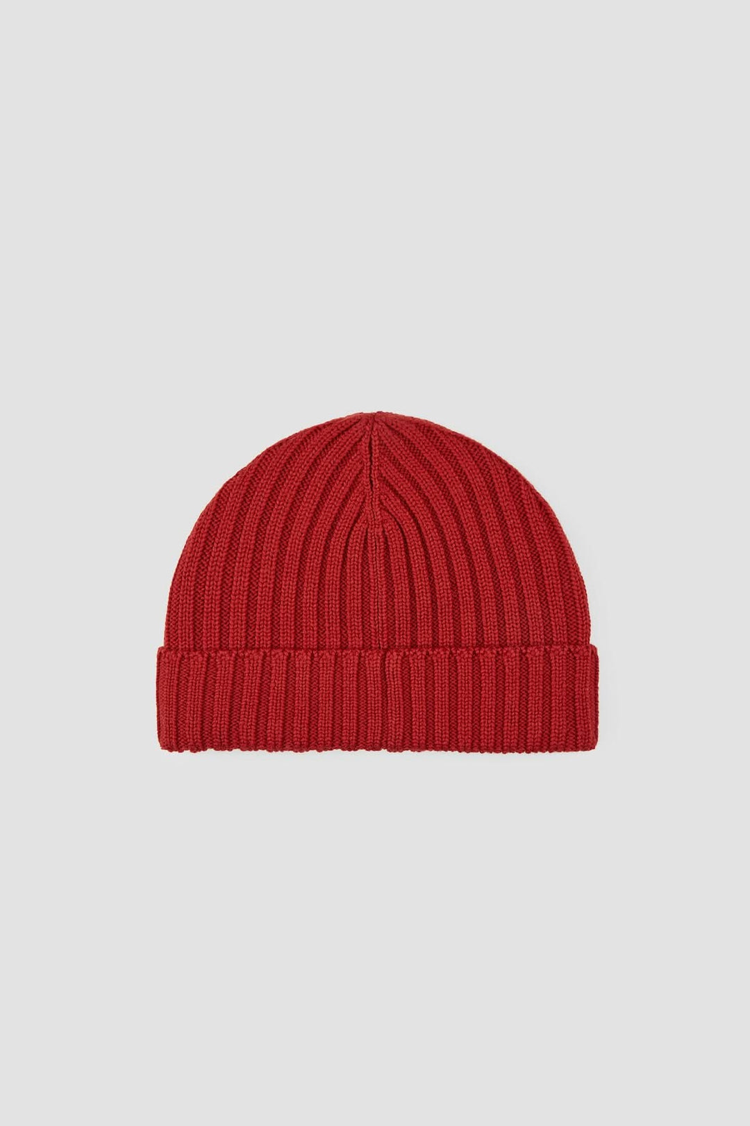 Tuque en maille côtelée rouge avec revers, idéale pour un look urbain décontracté et pour garder la chaleur en hiver.