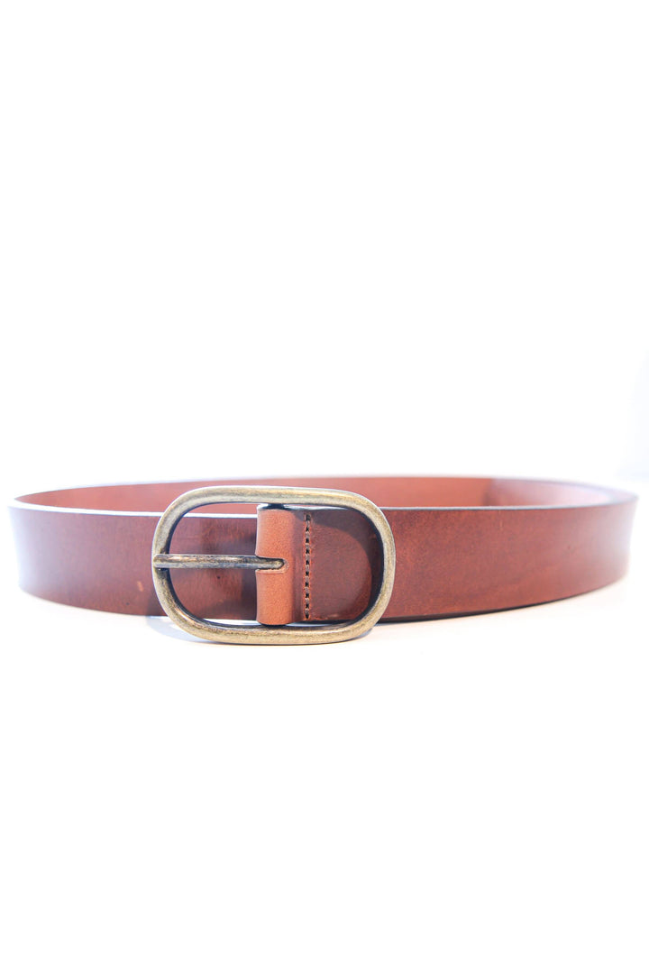 Ceinture simple en cuir marron avec boucle ovale, design élégant, parfaite pour toutes les tenues.