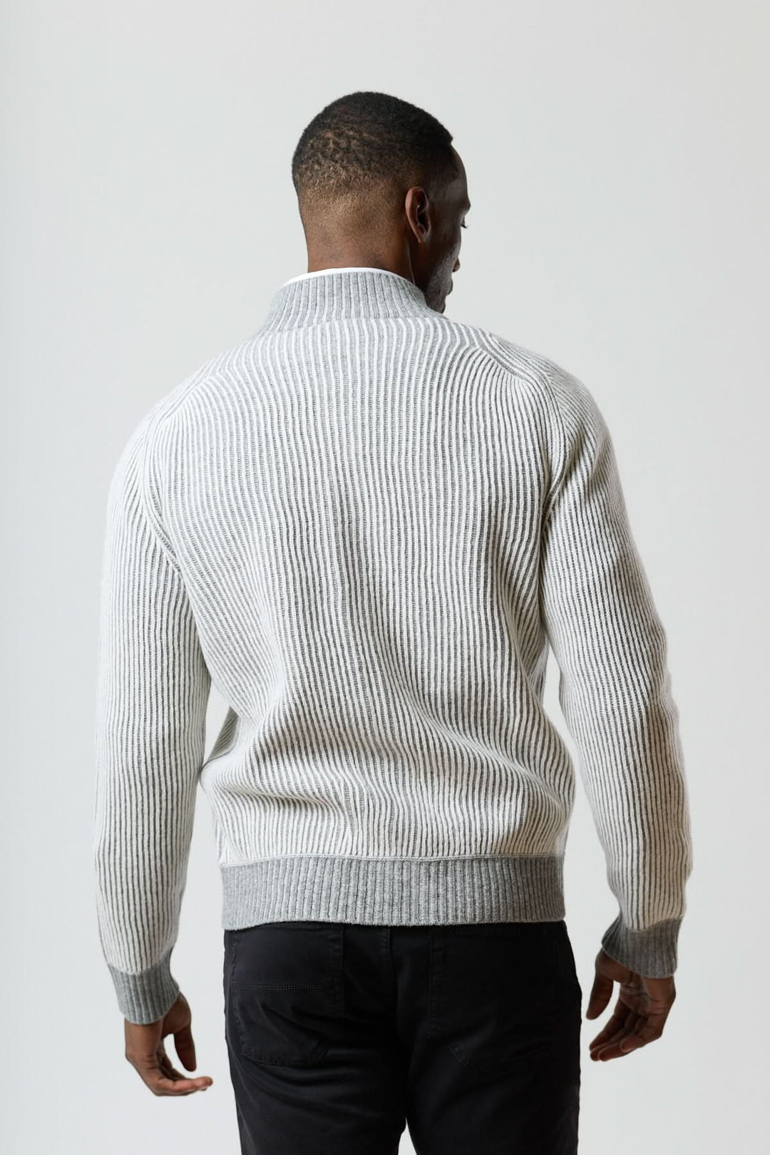Chandail zippé col montant en maille côtelée
