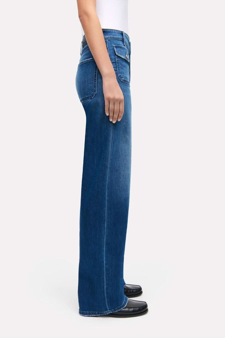 Jean Aimee patched pocket, coupe wide-fit longue, jambe fluide et structurée, style moderne et rétro.