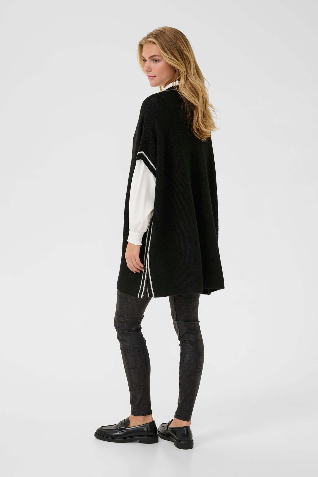 Cape Rams boutonnée en tricot à bord contrastant portée par modèle