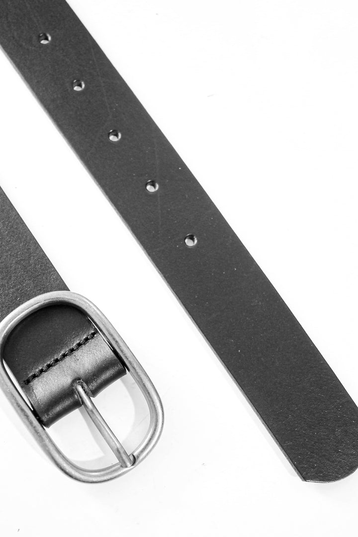 Ceinture simple en cuir noir avec boucle ovale, design élégant et ajustable, parfaite pour toute tenue.