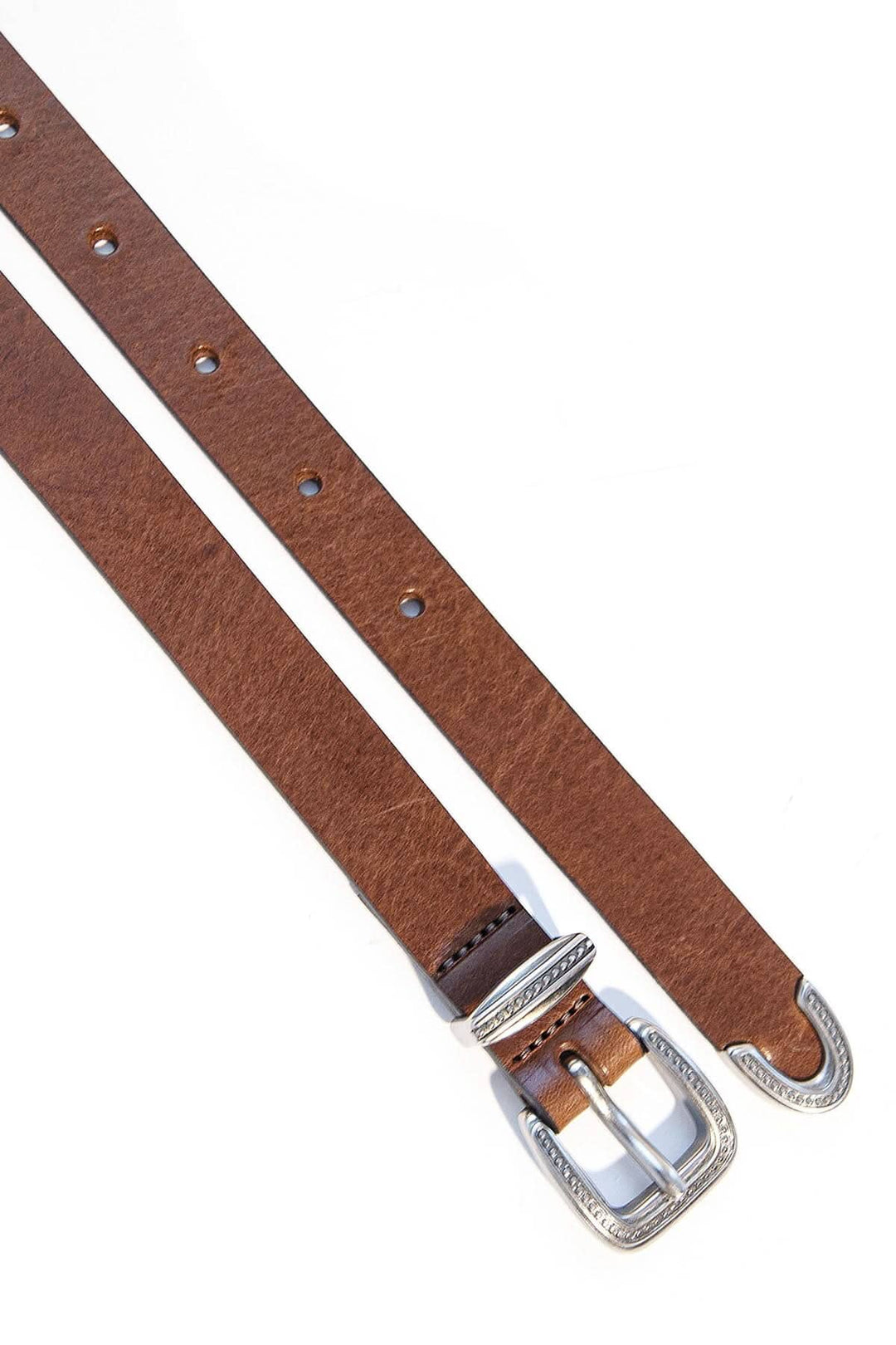 Ceinture mince en cuir marron avec boucle en métal, parfaite pour définir la taille sur une robe.