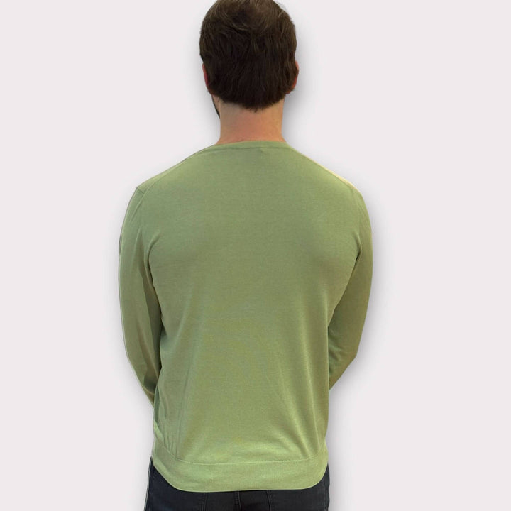 Homme portant un chandail à manches longues en coton et soie, couleur vert mousse, vue de dos.