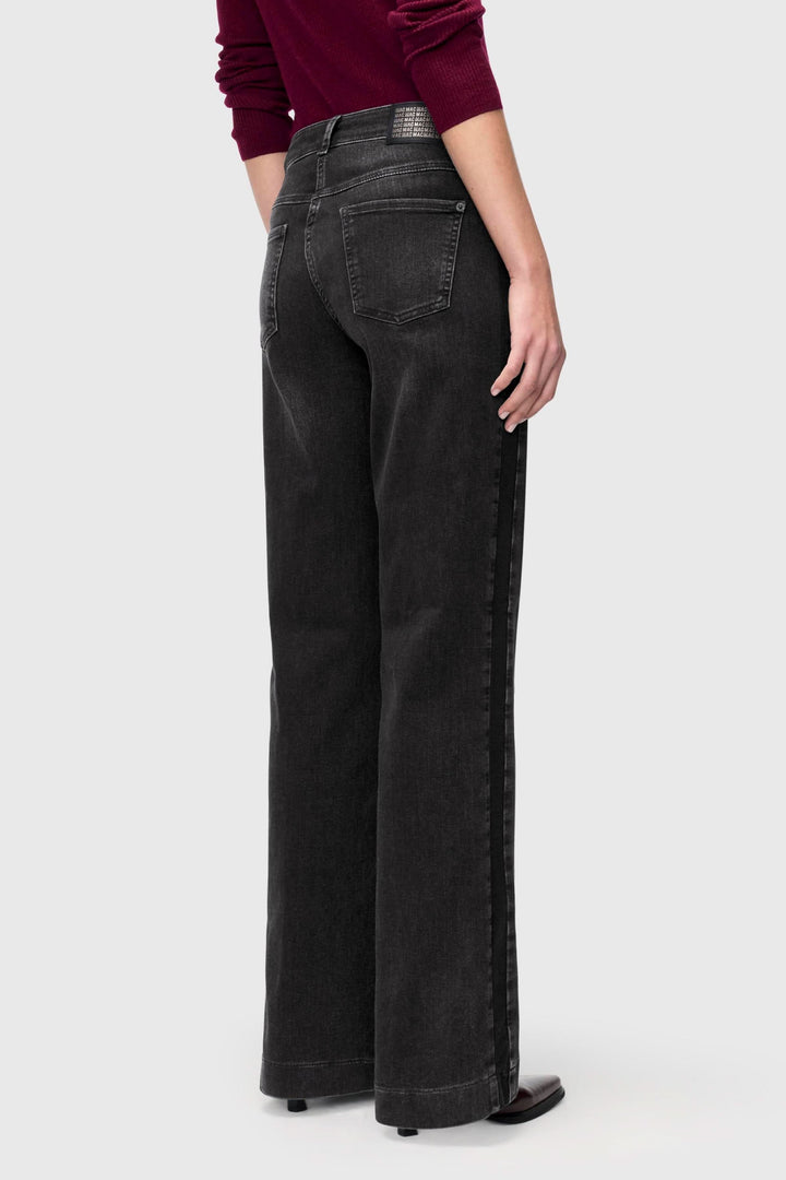 Jean à jambe large au fini délavé, vue arrière, style tendance et décontracté.