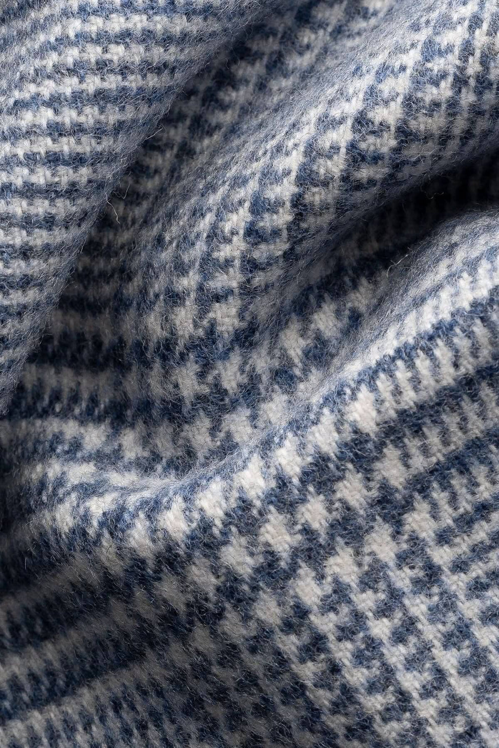 Foulard prince-de-galles bleu pâle en tissu doux à carreaux, parfait pour ajouter élégance et confort.