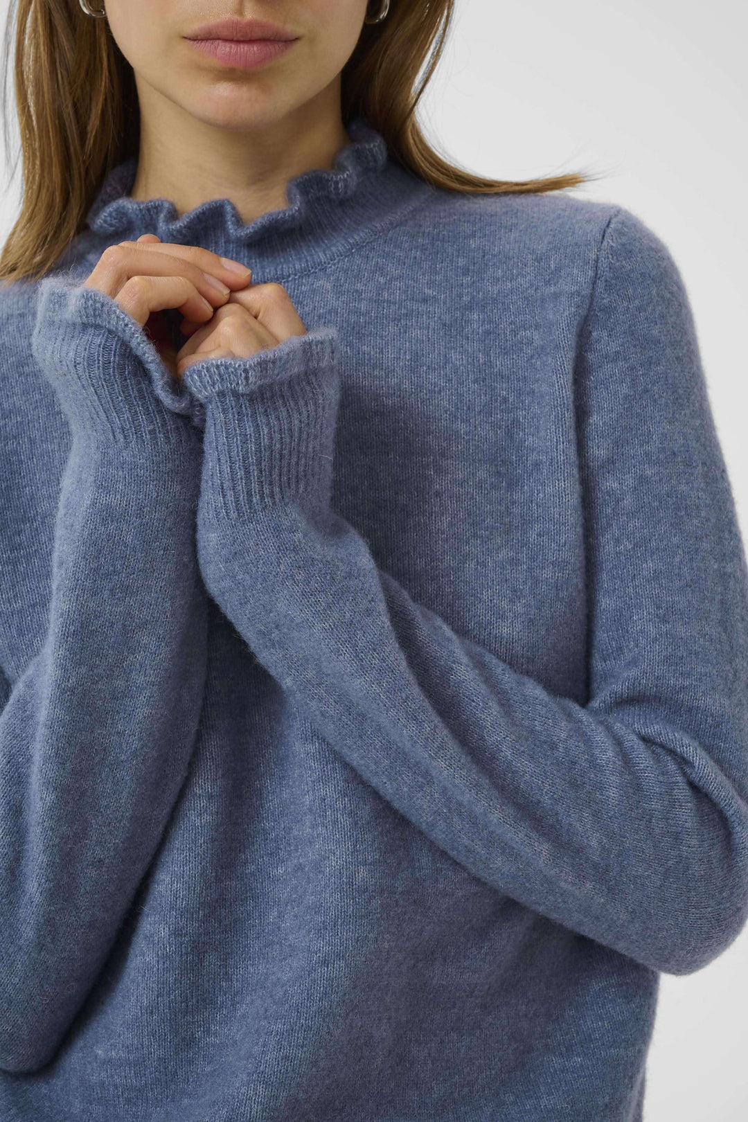 Tricot Guni à col montant froncé en maille fine, couleur bleu, offrant confort et style chic décontracté.