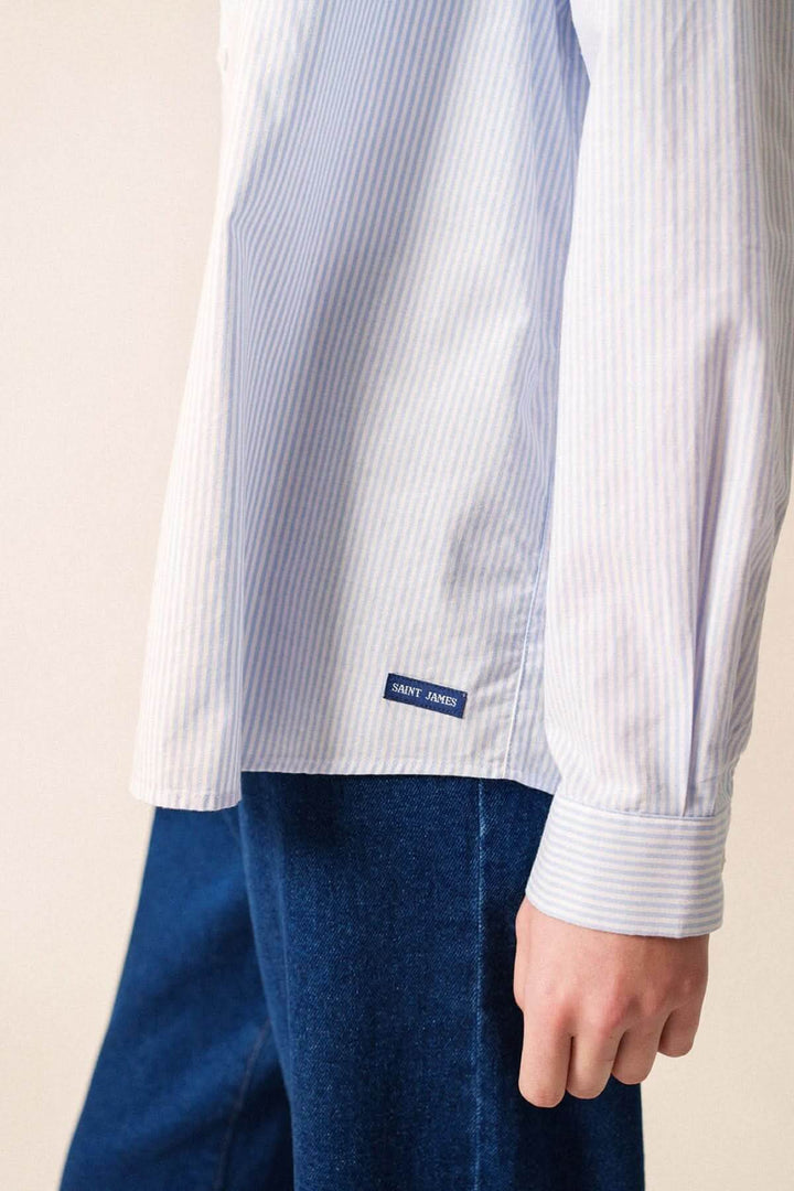 Chemise rayée Léna en coton, coupe droite, manches longues, logo discret, portée avec un jean.