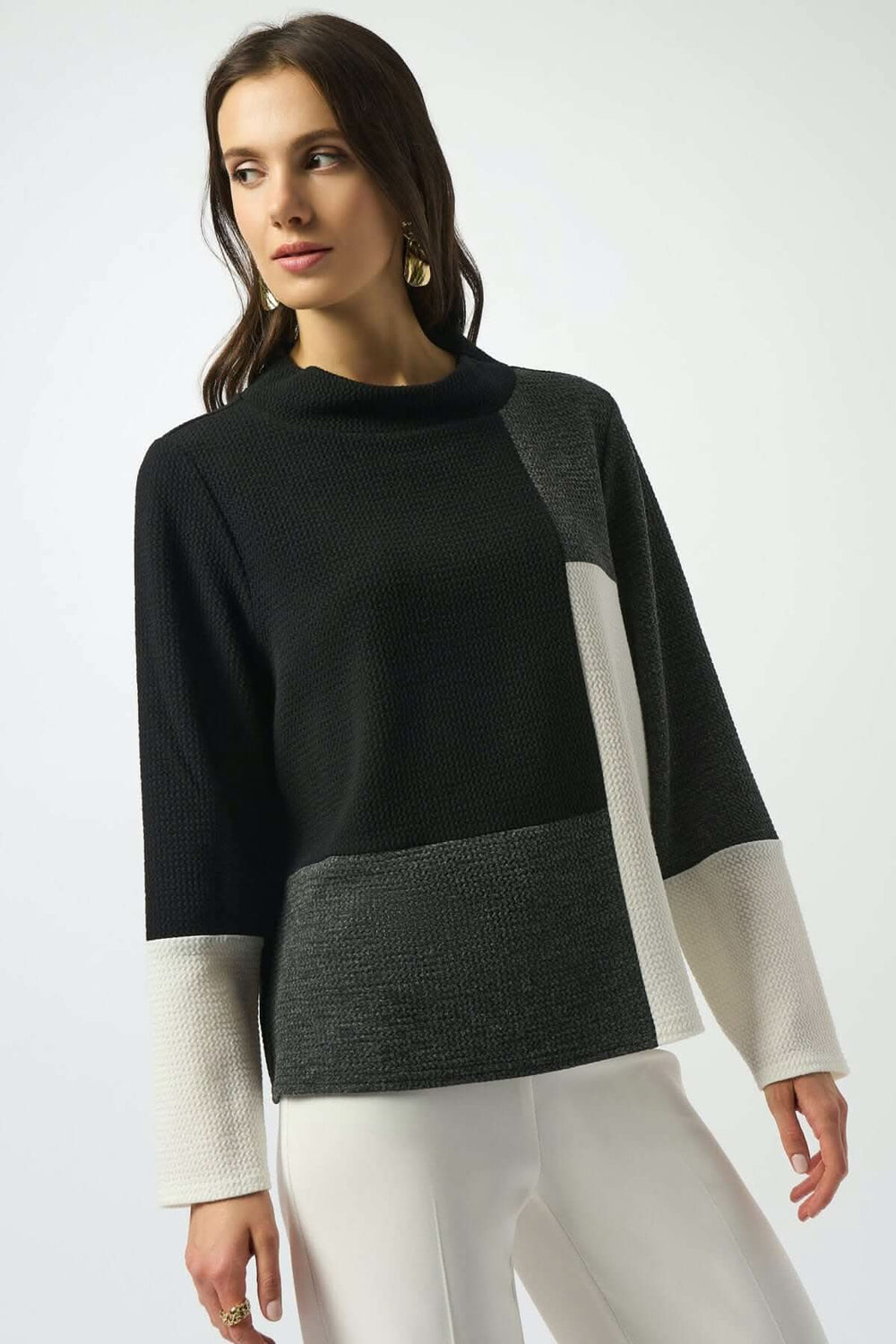 Haut à manches longues en maille texturée, design graphique en noir, gris et blanc cassé, encolure souple.