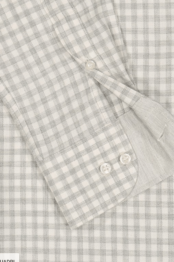 Chemise en flanelle à carreaux fins grise avec col boutonné et poignet ajusté.