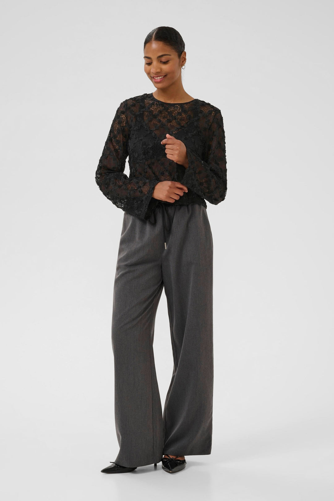 Blouse Rosie en dentelle florale à manches longues, élégante dentelle transparente florale, idéale pour un look moderne et féminin.