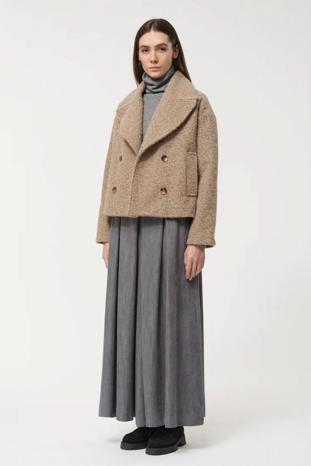 Veste courte à double boutonnage en matière texturée avec col tailleur oversize, idéale pour la mi-saison, vue de face.