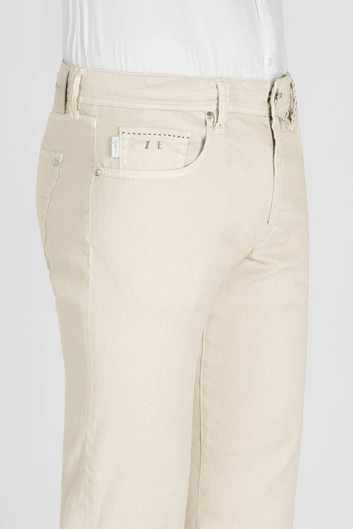 Pantalon en lin italien beige, style moderne avec finition argentée et tissu léger.