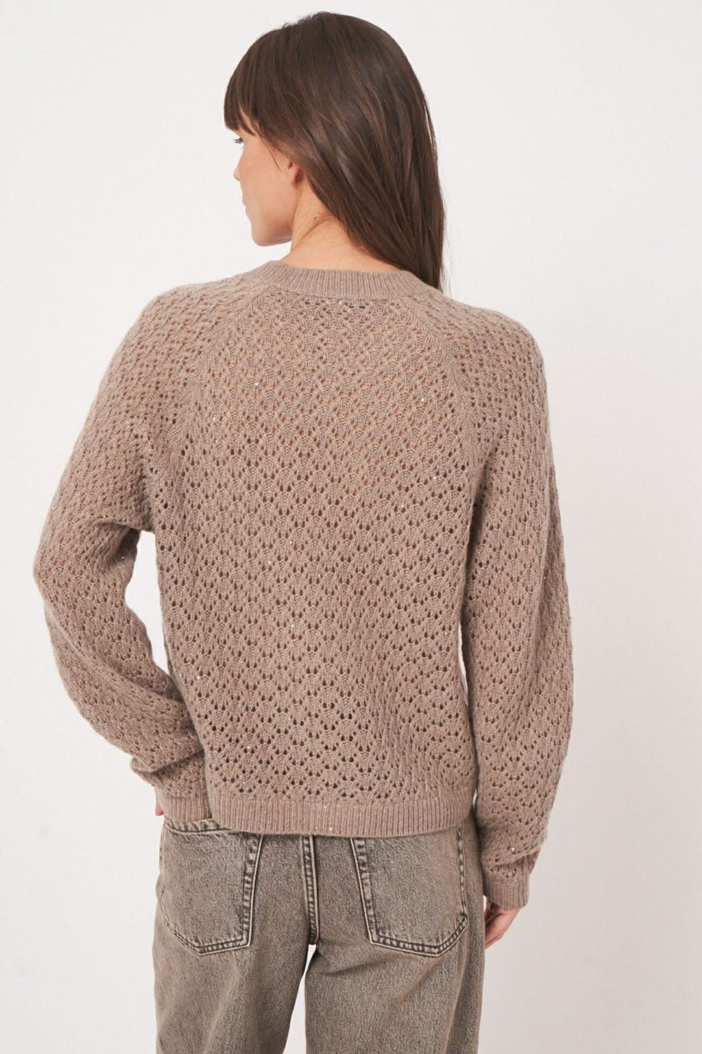 Femme portant un chandail en maille ajourée en laine et cachemire, idéal pour un style décontracté et élégant.