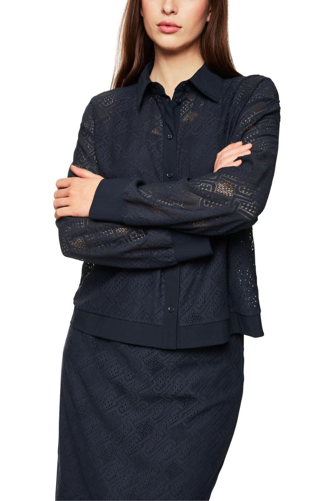 Chemise en dentelle ajourée noire, coupe décontractée, look moderne et féminin, idéale pour un style chic effortless.