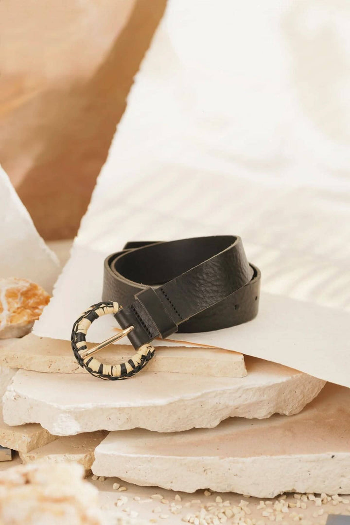 Ceinture Malvina en cuir noir avec boucle en raphia, parfaite pour accessoiriser robes ou shorts.