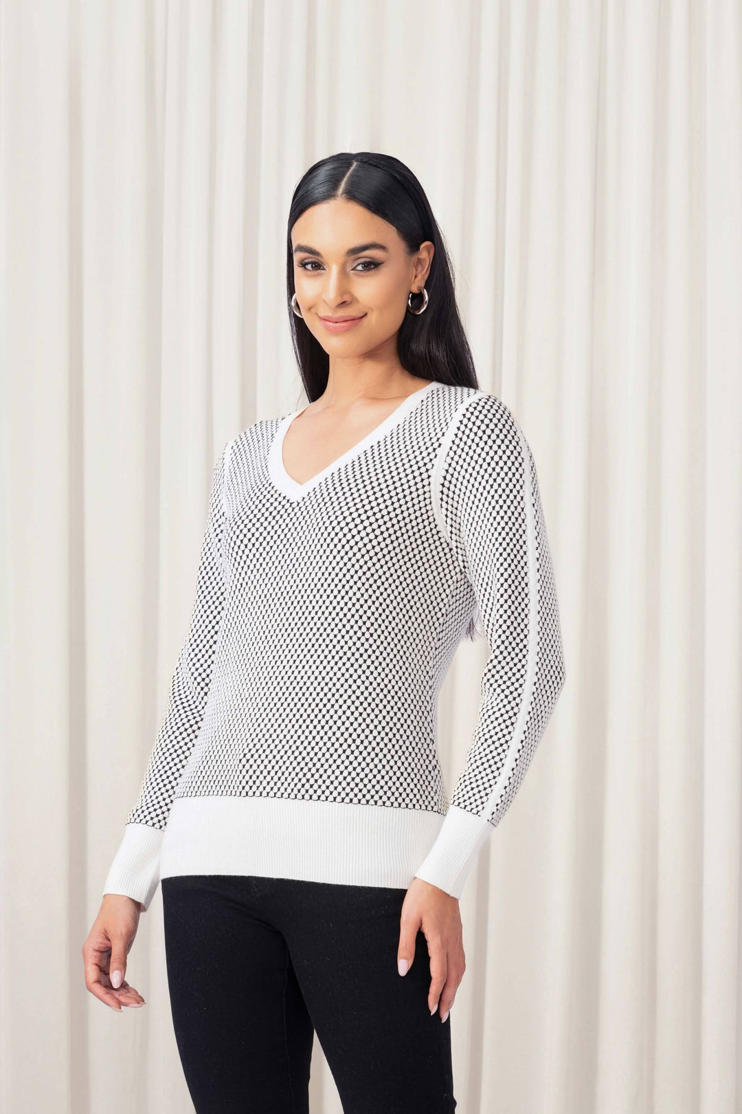 Chandail à manches longues avec motif graphique en V, élégant et ajusté, mis en valeur avec un pantalon uni.