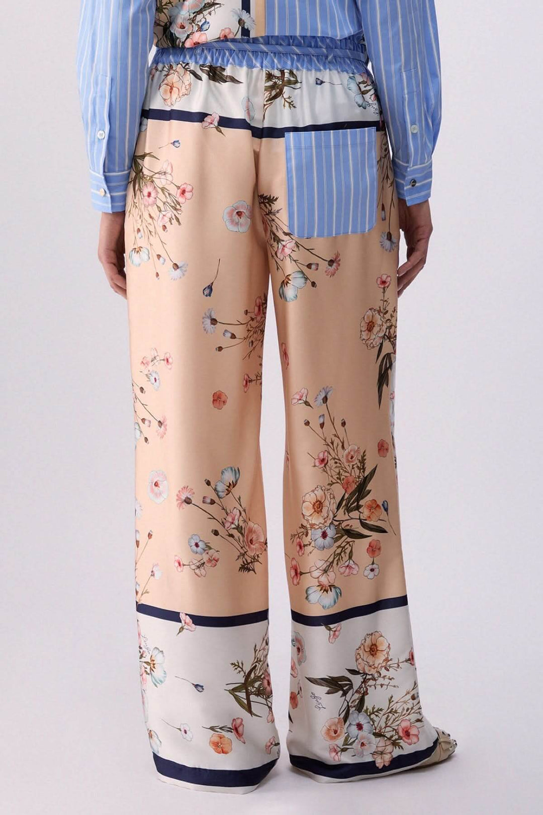 Pantalon fluide à motifs et rayures contrastées