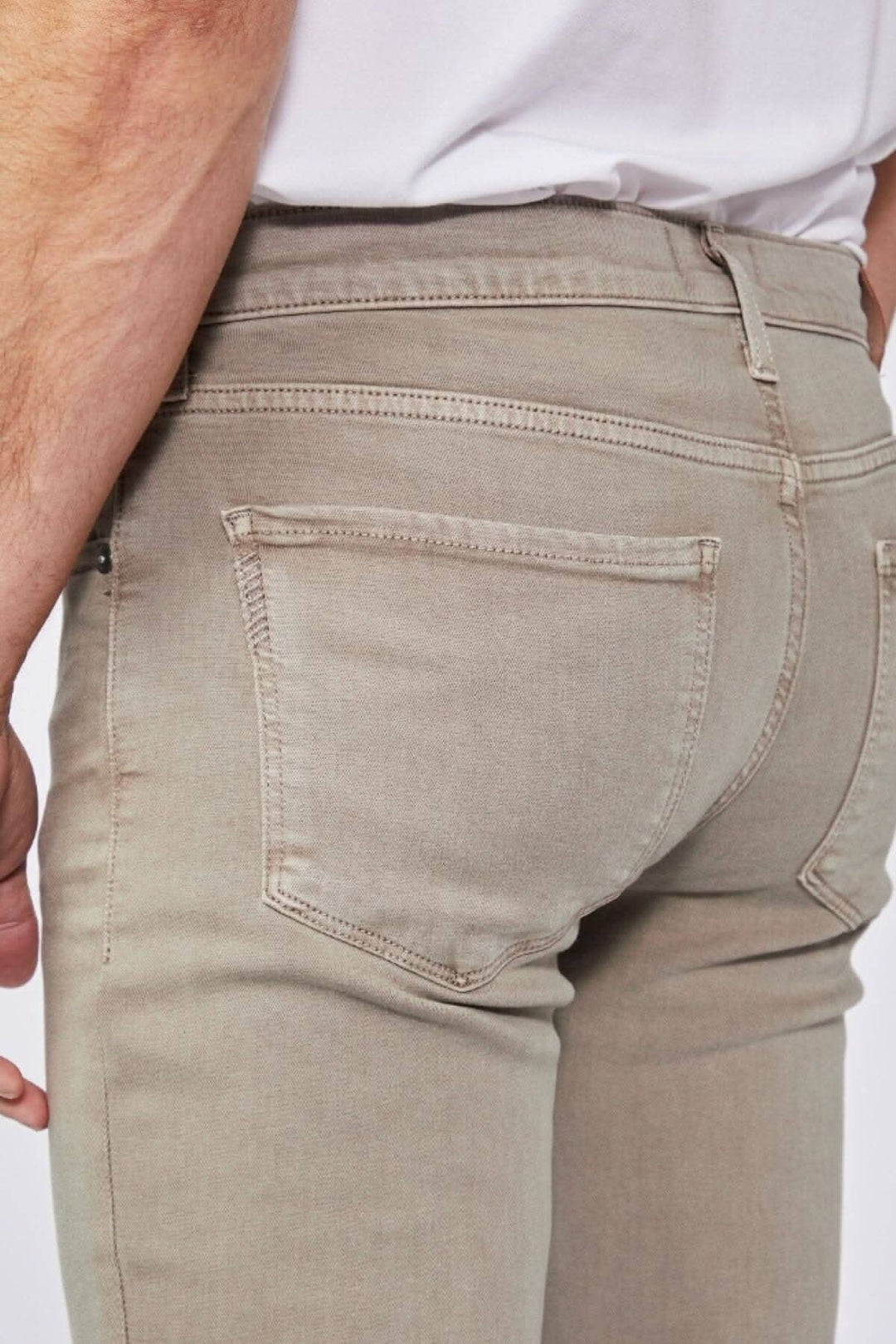 Jean Lennox vintage beige avec coupe slim et aspect rétro, vue arrière sur le denim confortable.