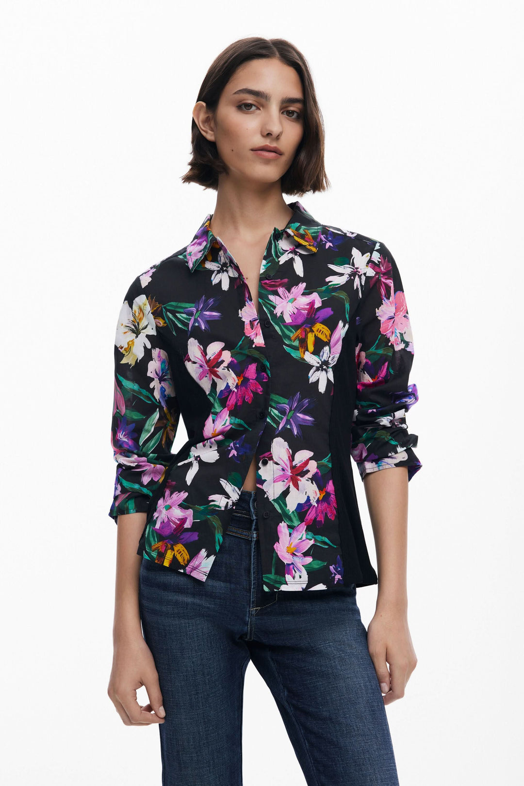Chemise à fleurs avec col classique, manches longues, portée avec un jean, style féminin et décontracté.