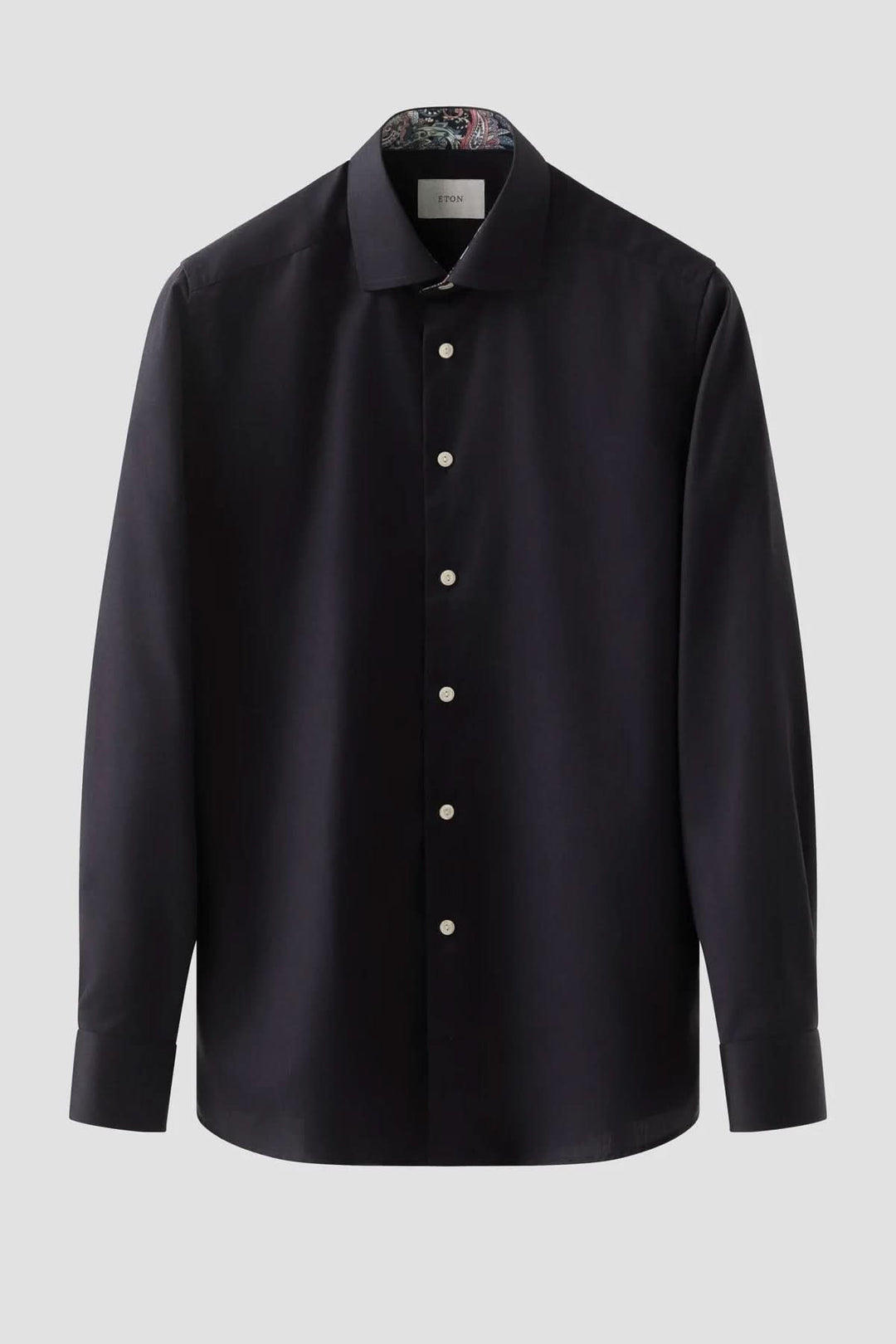 Chemise en coton twill avec détails cachemire, élégante et moderne avec col et poignets imprimés cachemire, coupe ajustée, raffinée.