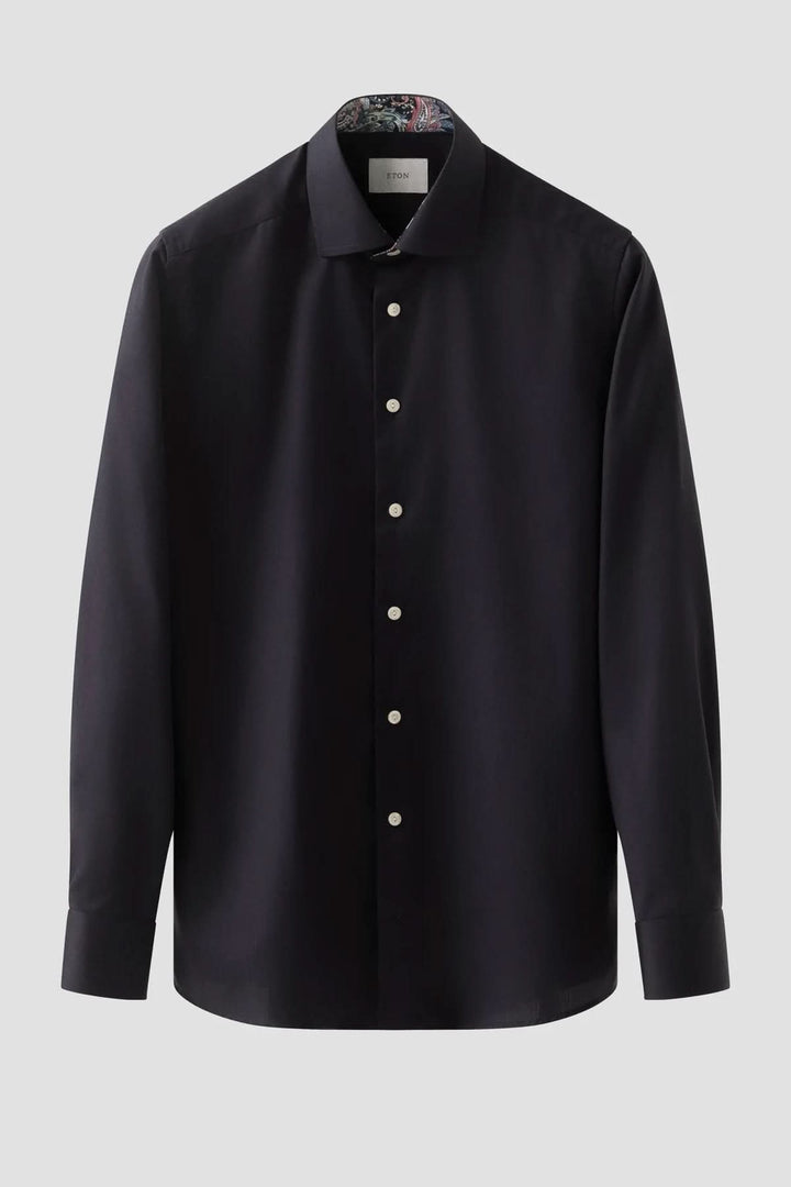 Chemise en coton twill avec détails cachemire, élégante et moderne avec col et poignets imprimés cachemire, coupe ajustée, raffinée.