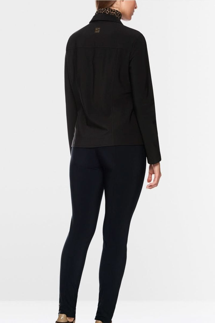 Veste avec supperposition vue arrière, coupe ajustée et féminine, avec superposition léopard audacieuse. Idéale pour un look professionnel.